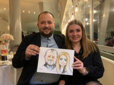  Муж и жена держат свой шарж на свадьбе, Михаил Шабаалин шаржист, Минск
