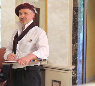 шаржист с карандашом